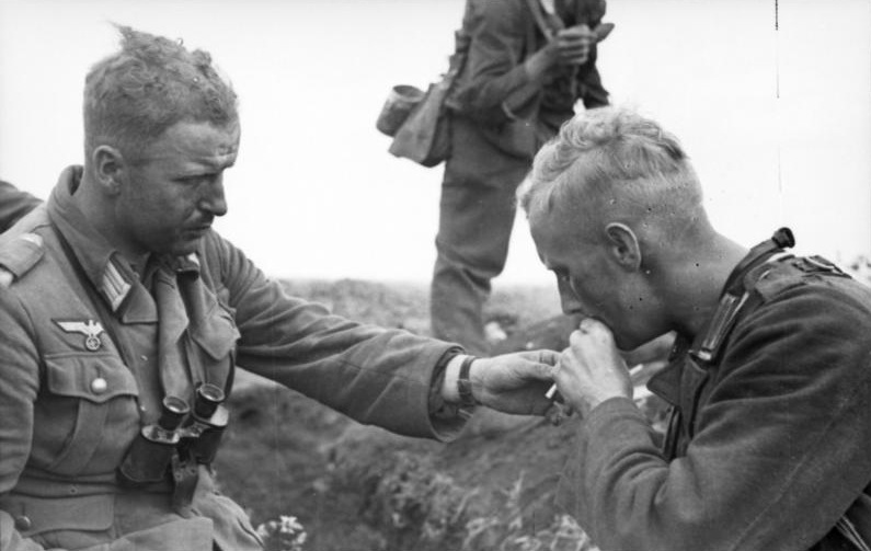 File:Bundesarchiv Bild 101I-219-0553A-10, Russland, bei Pokrowka, Soldat mit Zigarette.jpg