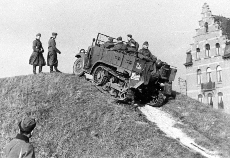 File:Bundesarchiv Bild 146-1990-088-03, Belgien, Zugmaschine "Unique".jpg