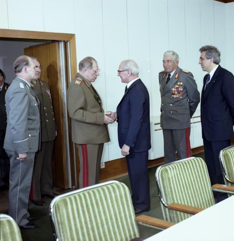 File:Bundesarchiv Bild 183-1984-0628-409, Berlin, Honecker empfängt Dmitri Ustinow.jpg