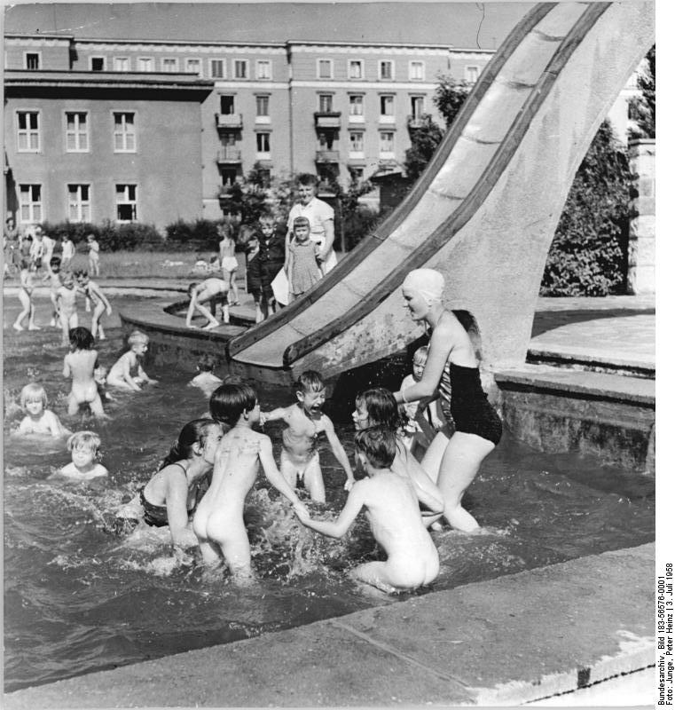 File:Bundesarchiv Bild 183-56576-0001, Berlin-Friedrichshain, Planschbecken.jpg