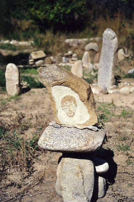 File:MonumentToWarrenZevonNM.jpg