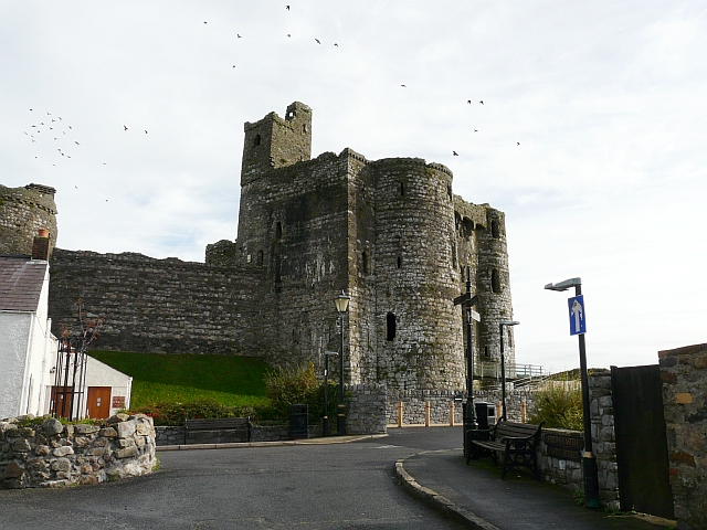 File:Approach to Kidwelly Castle - geograph.org.uk - 1155131.jpg
