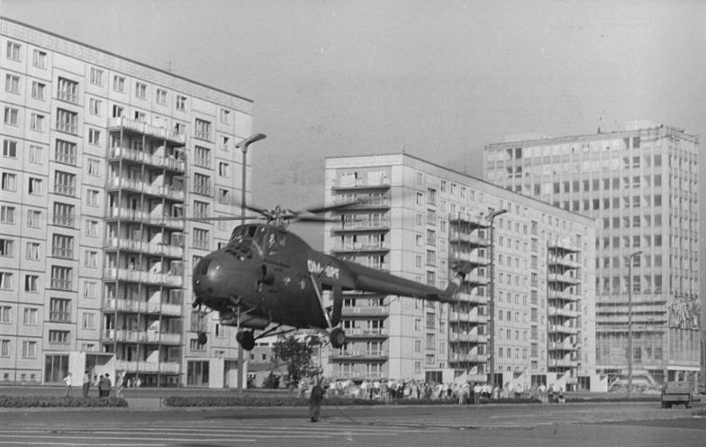 File:Bundesarchiv Bild 183-C0179-0012-005, Berlin, Karl-Marx-Allee, Hubschrauber MI-4.jpg