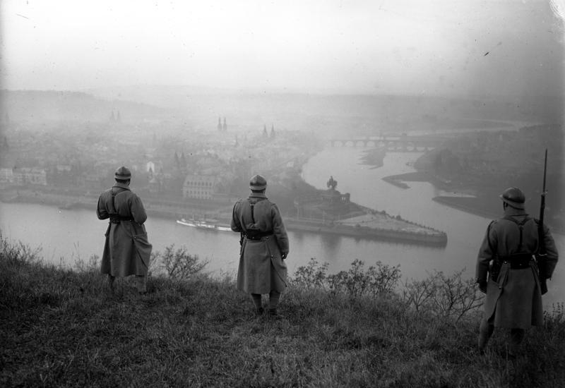 File:Bundesarchiv Bild 102-08810, Koblenz, Französische Soldaten am Deutsche Eck.jpg