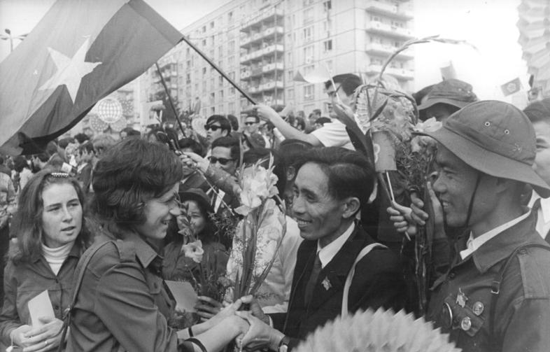 File:Bundesarchiv Bild 183-M0813-0759, Berlin, 10. Weltfestspiel, Demonstration.jpg