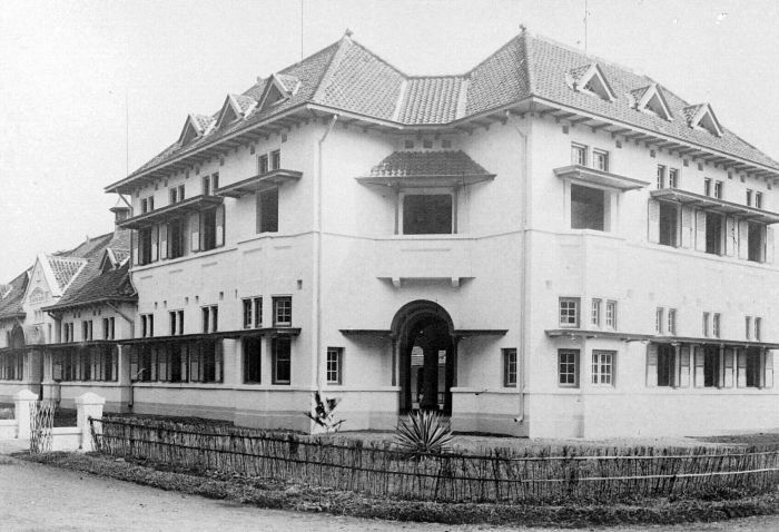 File:COLLECTIE TROPENMUSEUM Lagere Hollandsch-Inlandsche Kartini-school te Buitenzorg Java TMnr 10002276.jpg