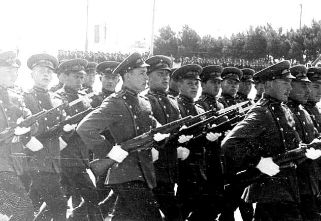 File:Рота почетного караула на параде, 1966 г.jpg