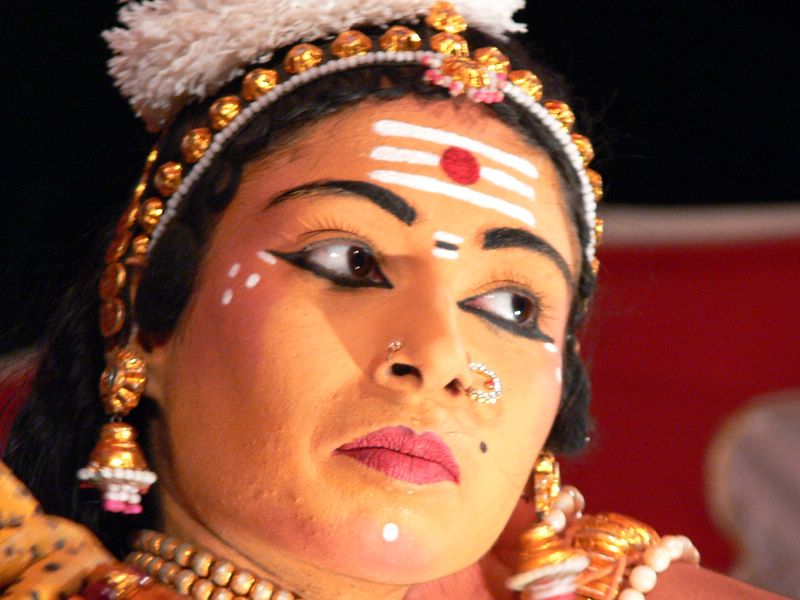 File:Face of Parvati dancer.jpg