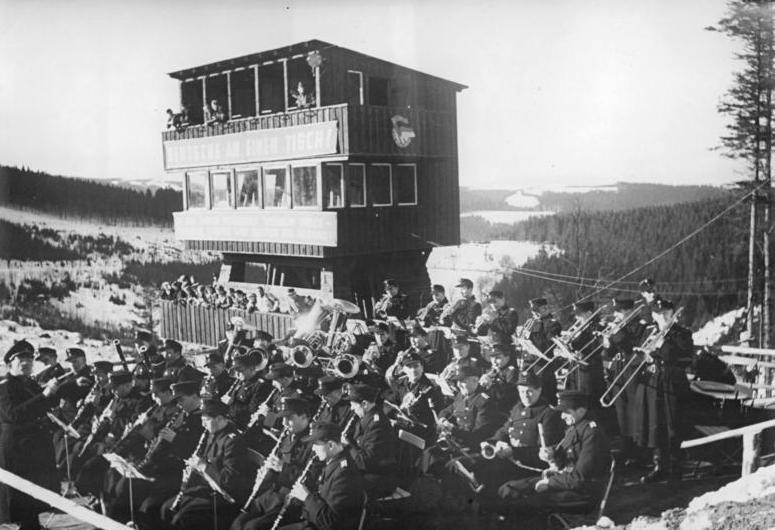 File:Bundesarchiv Bild 183-09688-0005, Oberhof, Nordische Kombination, VP-Orchester.jpg