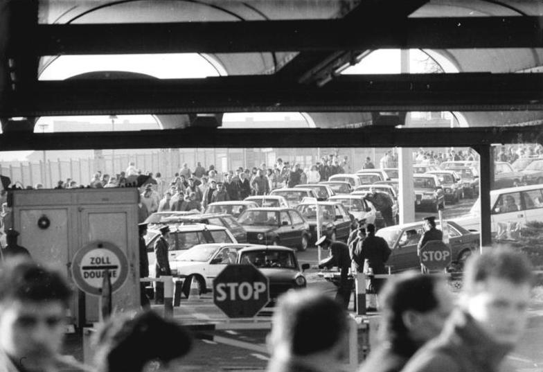 File:Bundesarchiv Bild 183-1989-1118-017, Berlin, Grenzübergang Bornholmer Straße.jpg
