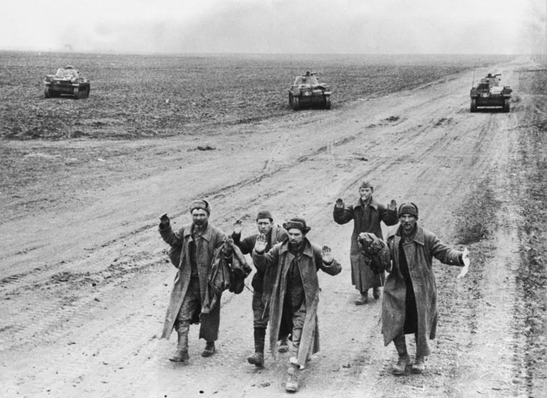 File:Bundesarchiv B 145 Bild-F016237-0022A, Krim, russische Soldaten bei Gefangennahme.jpg