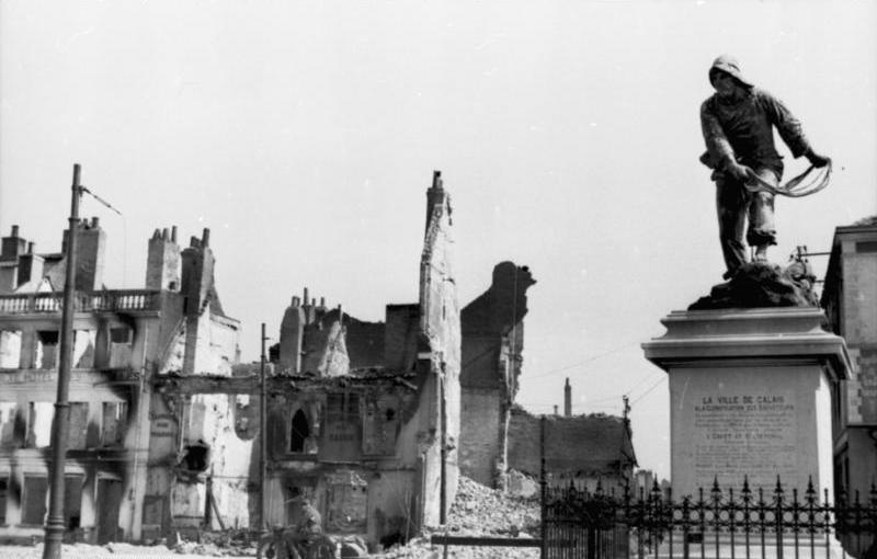 File:Bundesarchiv Bild 101I-383-0337-10, Frankreich, Calais, Denkmal vor Häuserruinen.jpg