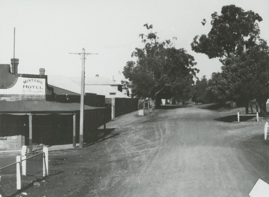 File:Mintaro Hotel 1938 cropped.jpeg