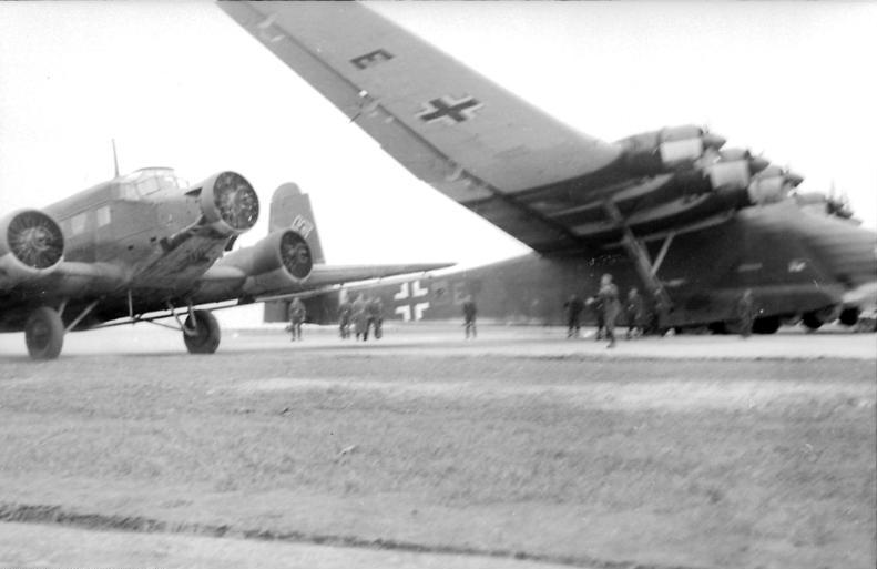 File:Bundesarchiv Bild 101I-668-7197-11, Reichsgebiet, Flugzeuge Ju 52 und Me 323 Gigant.jpg