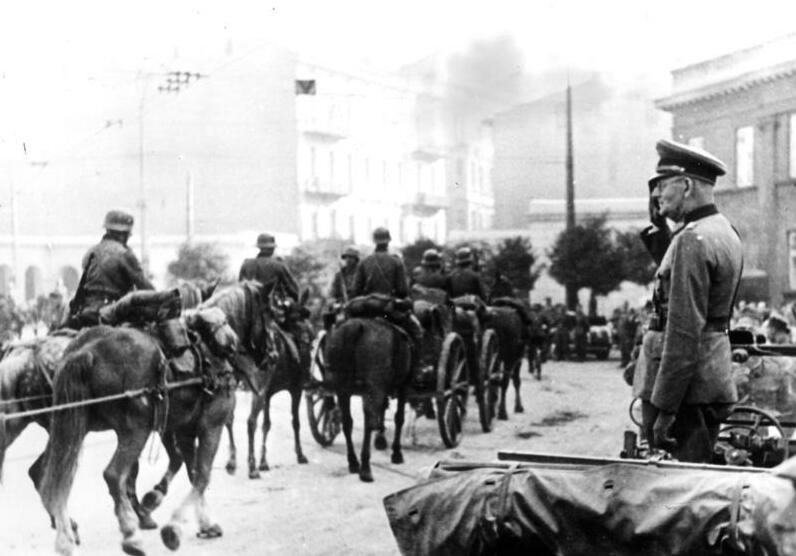 File:Bundesarchiv Bild 183-2008-0922-502, Lodz, Einzug deutscher Truppen.jpg