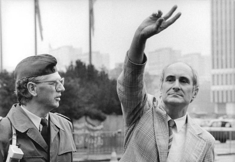 File:Bundesarchiv Bild 183-1990-0608-014, Berlin, Studentenmahnwache, Heinrich Fink.jpg