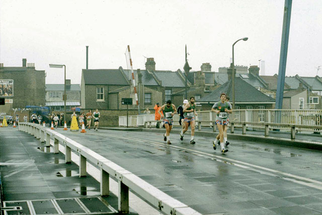 File:1982 London Marathon - Blackwall entrance, West India Docks (geograph 2238635).jpg