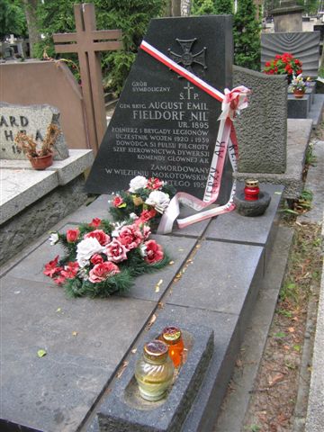 File:August Emil Fieldorf Nil monument.JPG