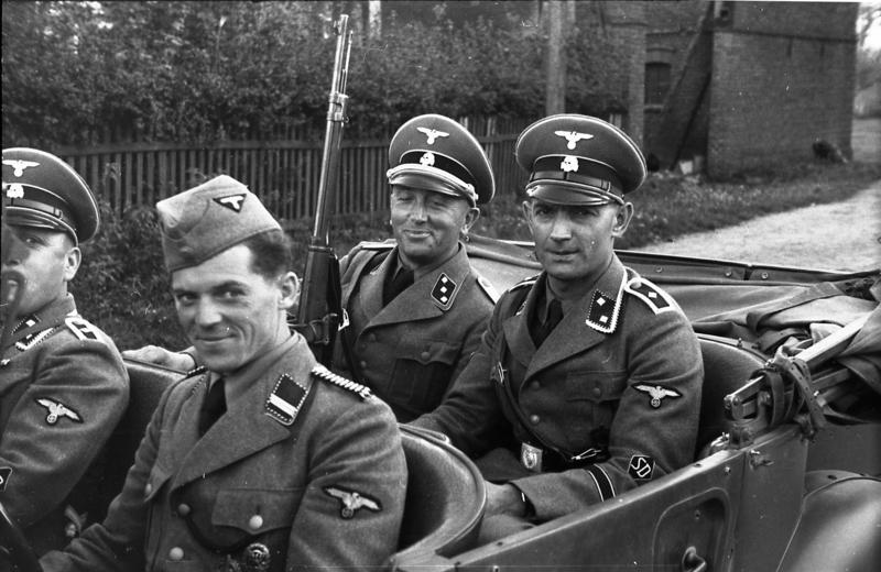 File:Bundesarchiv Bild 101I-380-0069-37, Polen, Verhaftung von Juden, SD-Männer.jpg