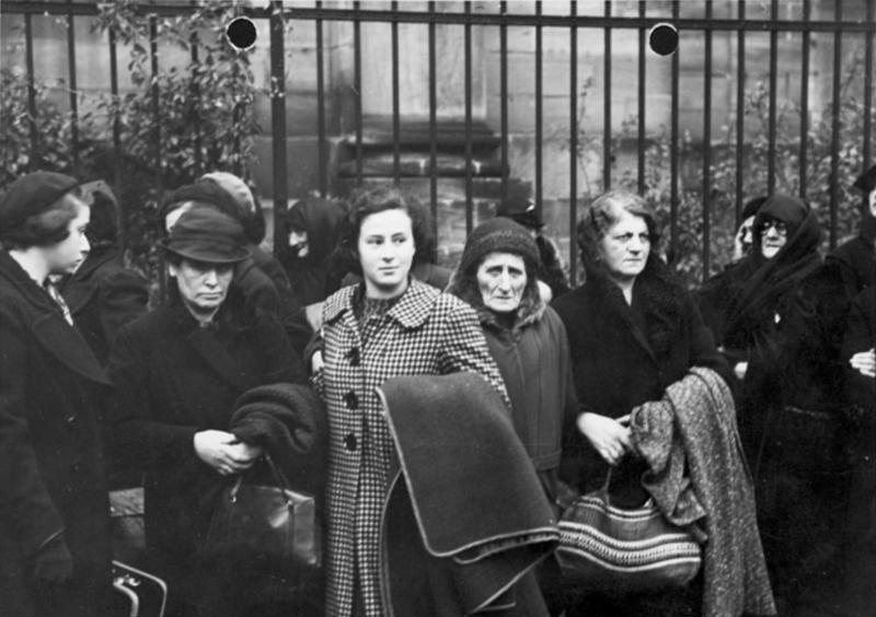 File:Bundesarchiv Bild 146-1982-174-27, Nürnberg, Ausweisung polnischer Juden.jpg