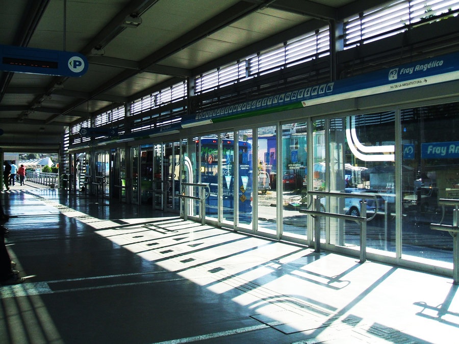 File:Estación del Macrobús.jpg