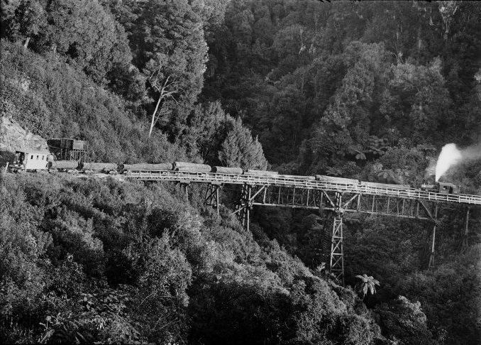 File:Climax locomotive hauling logs over the Mangatukutuku Viaduct, near Ongarue.jpg