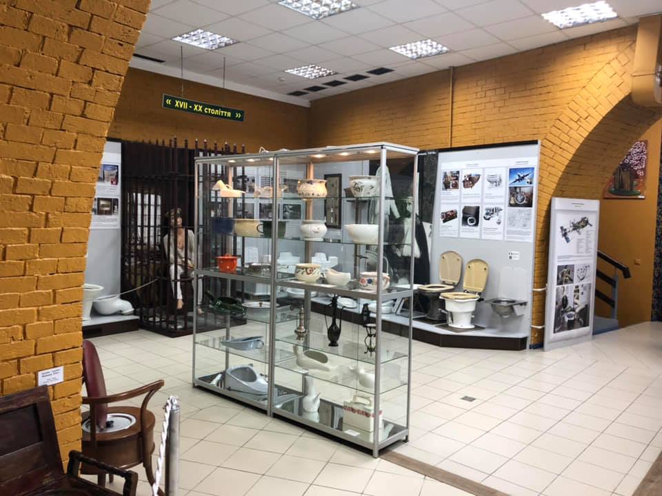 File:Колекція нічних ваз в Музеї історії туалету.jpg
