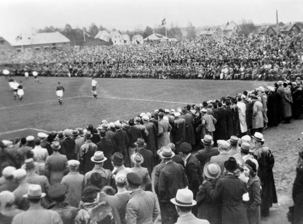 File:Norwegian Cup Final 1938 spectators.jpg