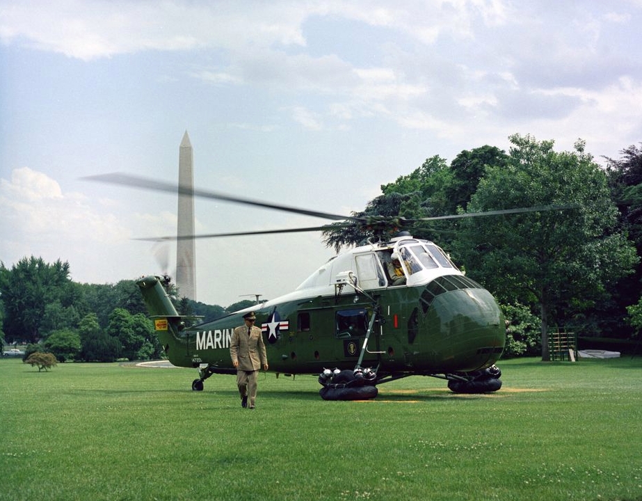 File:VH-34D at the White House 1961.jpg