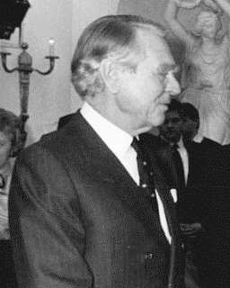 File:Bundesarchiv Bild 183-1986-0226-333, Bonn, Besuch Volkskammer-Delegation, Sindermann cropped.jpg