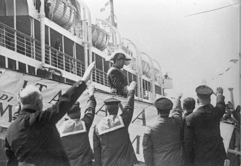 File:Bundesarchiv Bild 102-13405, Genua, Besuch Mussolinis bei Marine.jpg