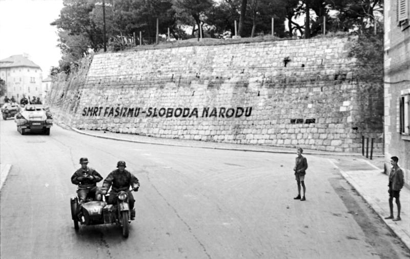 File:Bundesarchiv Bild 101I-049-1553-13, Kroatien, Split, Mauer mit Aufschrift.jpg