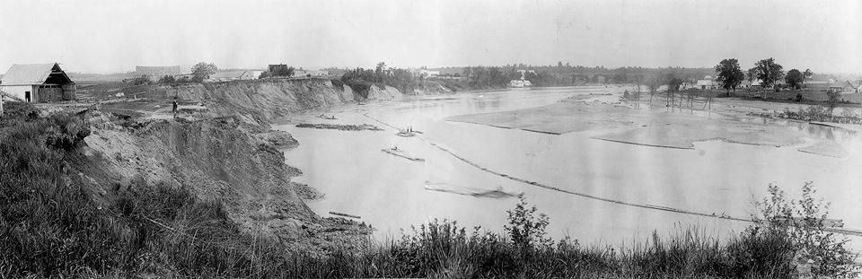 A black-and-white photograph of the Saint-Alban landslide in 1894.