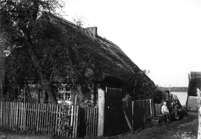 File:Bundesarchiv B 145 Bild-P017317, Ostpreußen, Masurisches Bauernhaus.jpg
