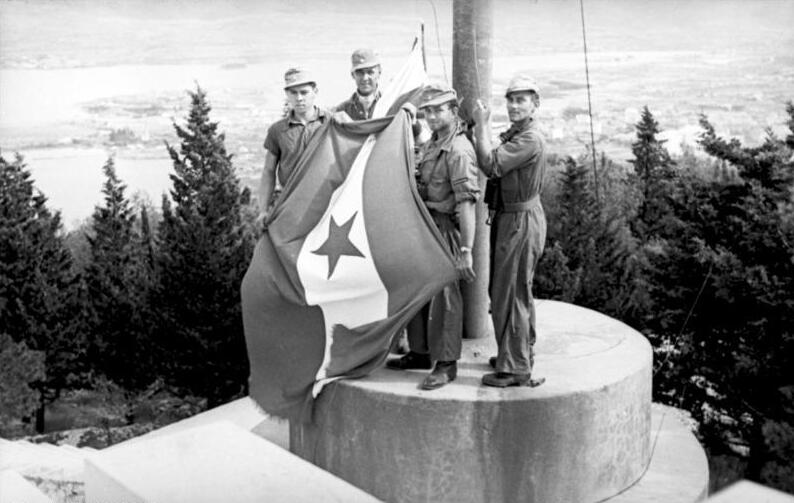 File:Bundesarchiv Bild 101I-049-1553-31, Jugoslawien, Split, Flaggenwechsel.jpg