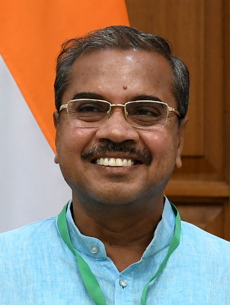 File:Mahendra Munjapara with PM Modi (cropped).jpg