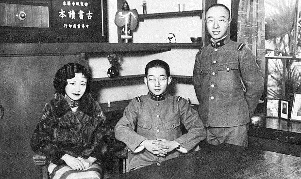 File:Gobulo Runqi and his wife and Aisin-Gioro Pujie.jpg