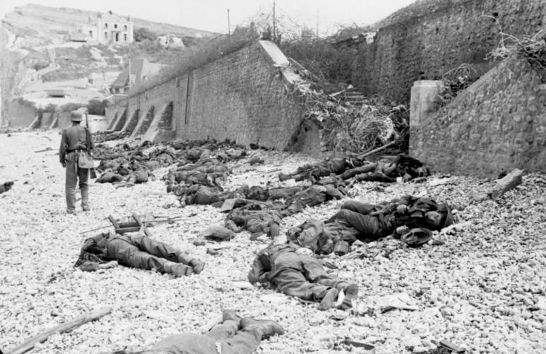 File:Bundesarchiv Bild 101I-291-1230-13, Dieppe, Landungsversuch, tote alliierte Soldaten.jpg