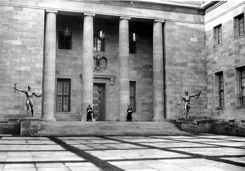 File:Bundesarchiv Bild 146-1987-003-09A, Berlin, Neue Reichskanzlei, Innenhof.jpg