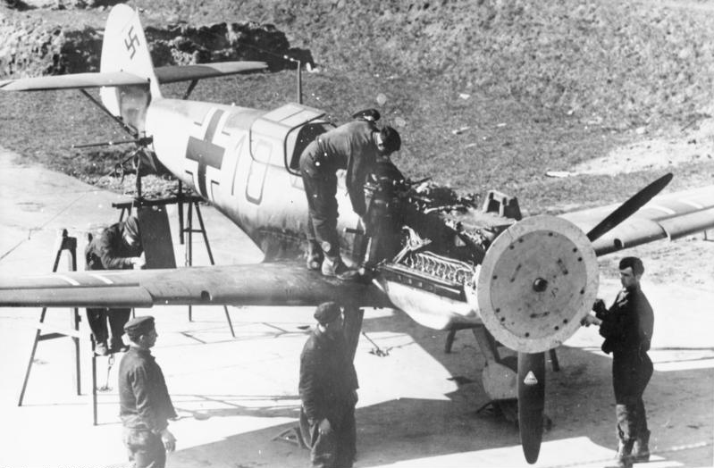 File:Bundesarchiv Bild 146-2006-0002, Flugzeug Messerschmitt Me 109, Justieren des MGs.jpg