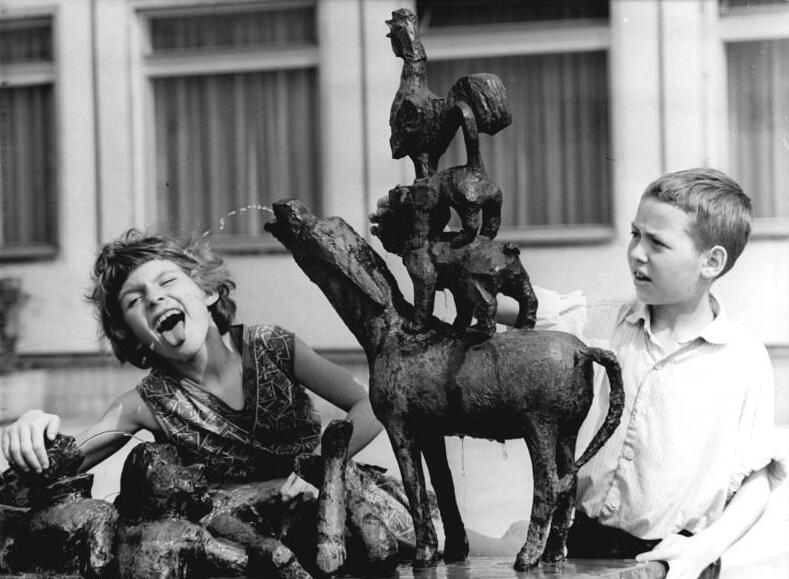 File:Bundesarchiv Bild 183-F0805-0009-001, Berlin, Denkmal Bremer Stadtmusikanten.jpg