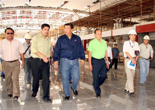 File:Franklin Drilon touring the Iloilo International Airport.jpg