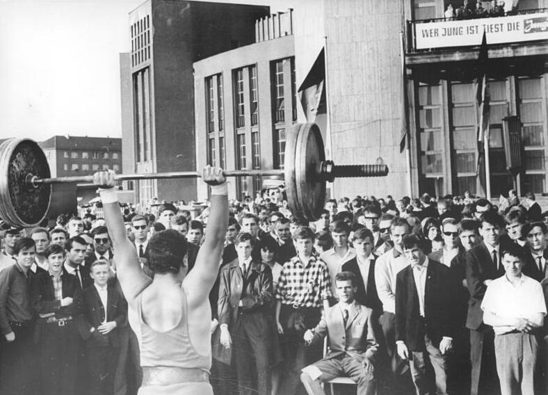 File:Bundesarchiv Bild 183-E1008-0202-001, Berlin, Gewichtheber vor Menschenmenge.jpg
