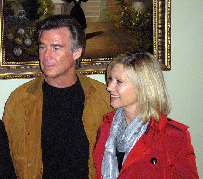 File:Olivia Newton-John and John Easterling at the Hungarian Academy of Sciences, Budapest.JPG