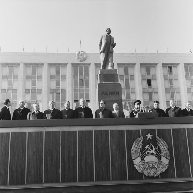 File:Lenin, Brezhnev, Bodiul etc. (1976). (14241235186).jpg