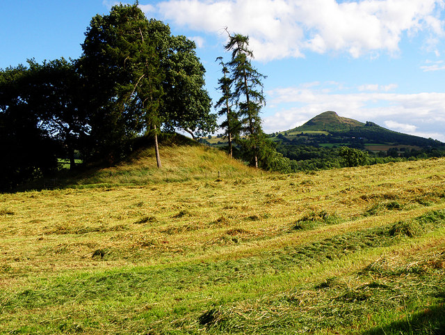 File:Motte and Ysgyryd Fawr - geograph.org.uk - 889596.jpg
