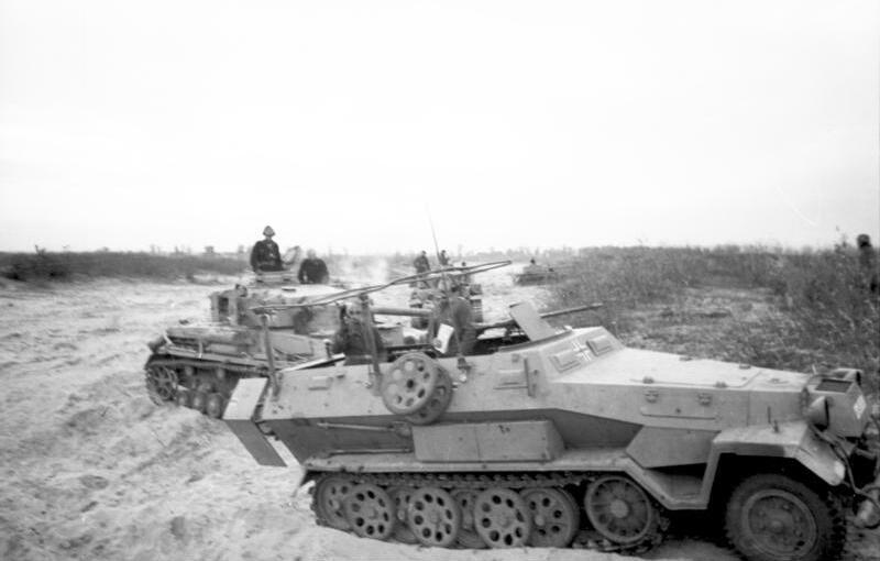 File:Bundesarchiv Bild 101I-088-3710-13, Russland, Schützenpanzer und Panzer.jpg