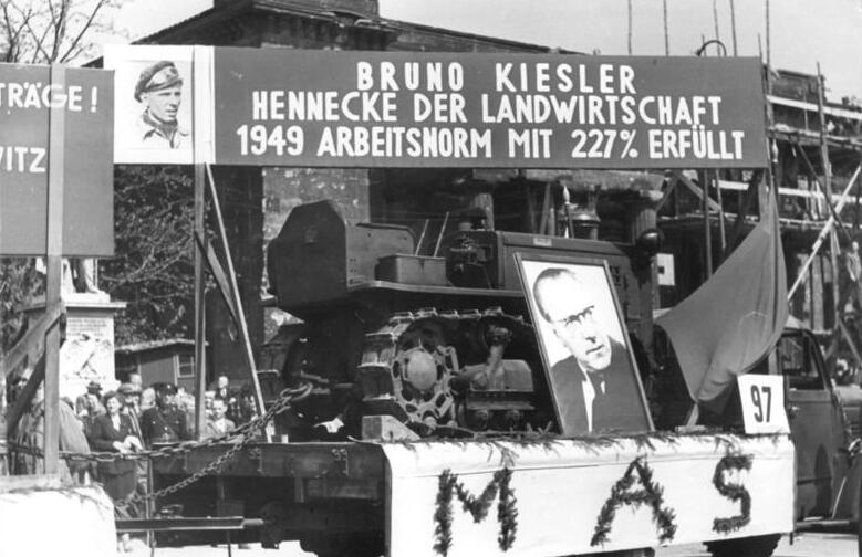 File:Bundesarchiv Bild 183-S96195, Berlin, Mai Umzug, Wagen einer MAS.jpg
