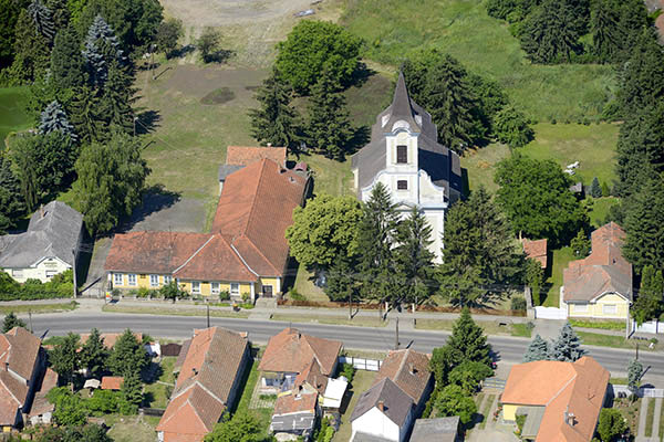 File:Páduai Szent Antal-templom és környéke, légi, 2016 Demjén 1.jpg