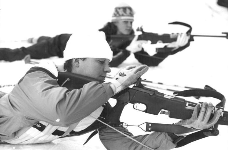 File:Bundesarchiv Bild 183-1990-0123-001, Kerstin Mohring, Antje Misersky.jpg